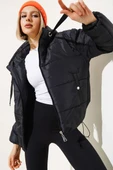 Kapüşonlu Fermuarlı Kısa Şişme Mont Siyah thumbnail 2
