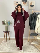 Kadın Uzun Kol Çiçek Nakışlı Bisiklet Yaka Triko Kazak Pantolon Takım (Bordo) thumbnail 4