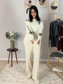 Kadın Uzun Kol Çiçek Nakışlı Bisiklet Yaka Triko Kazak Pantolon Takım (Beyaz) thumbnail 4