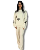 Kadın Uzun Kol Çiçek Nakışlı Bisiklet Yaka Triko Kazak Pantolon Takım (Beyaz) thumbnail 1