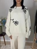 Kadın Uzun Kol Çiçek Nakışlı Bisiklet Yaka Triko Kazak Pantolon Takım (Beyaz) thumbnail 5