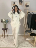 Kadın Uzun Kol Fiyonk Nakışlı Bisiklet Yaka Triko Kazak Pantolon Takım (Beyaz) thumbnail 3