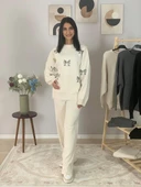 Kadın Uzun Kol Fiyonk Nakışlı Bisiklet Yaka Triko Kazak Pantolon Takım (Beyaz) thumbnail 2