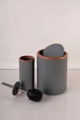 Ahşap Desenli Sallanır Kapak Çizgili Banyo Çöp Kovası Fırça Seti Gri thumbnail 2