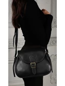 Kadın Büyük Boy Kapaklı Tokalı Retro Omuz Çantası Siyah thumbnail 1