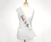 NessiWorld Beyaz Üzeri Gümüş İtalik Alyanslı Bride To Be Yazılı Simli Işıltılı Kuşak Kemer 10x80 cm - 4