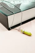 Peridot Doğal Taşı Zincirli El Yapımı Tasarımlı Kolye Uç: 3,5 cm Zincir: 20 cm Kutulu thumbnail 3