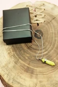 Peridot Doğal Taşı Zincirli El Yapımı Tasarımlı Kolye Uç: 3,5 cm Zincir: 20 cm Kutulu thumbnail 4