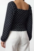 Kadın Crop Balon Kol Regular Kalıp Örme Puantiyeli Fitted Vücuda Oturan Bürümcük Dokulu Bluz - 5