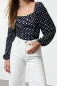 Kadın Crop Balon Kol Regular Kalıp Örme Puantiyeli Fitted Vücuda Oturan Bürümcük Dokulu Bluz - 3