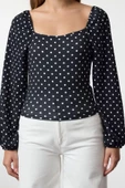 Kadın Crop Balon Kol Regular Kalıp Örme Puantiyeli Fitted Vücuda Oturan Bürümcük Dokulu Bluz - 1