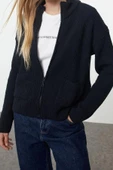 Kadın Moda Regular Dik Yaka Oversize Geniş Kalıp Yumuşak Dokulu Cep Detaylı Triko Hırka - 2