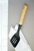 Nishev.com Evini Sev Bambu Saplı Silikon Delikli Spatula - 1