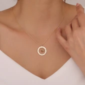 925 Ayar Gümüş Dokulu Yuvarlak Çerçeve İçinde Renkli Taşlı Kolye thumbnail 1