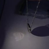 925 Ayar Gümüş Işıkta Yansıyan Love Yazılı Kolye thumbnail 3