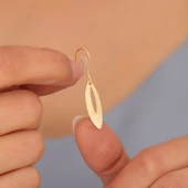 18 Ayar Altın Mikron Kaplama Oval Yüzeyi Desenli Sallantılı Gümüş Küpe - E00271 - 3