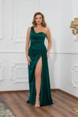 Zümrüt Saten Tek Omuzlu Yırtmaçlı Uzun Abiye Elbise thumbnail 3