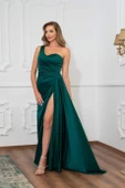 Zümrüt Saten Tek Omuzlu Yırtmaçlı Uzun Abiye Elbise thumbnail 1