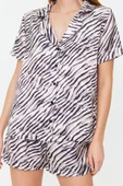 Kadın Polyester Gömlek Yaka Kısa Kol -Siyah Zebra Desenli Saten Gömlek-Şort Dokuma Pijama Takımı - 4