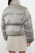 Kadın Moda Şık Regular Dik Yaka Crop Düz Astarlı Oversize Parlak Su İtici Şişme Mont - 5