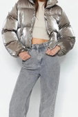 Kadın Moda Şık Regular Dik Yaka Crop Düz Astarlı Oversize Parlak Su İtici Şişme Mont - 6