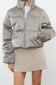 Kadın Moda Şık Regular Dik Yaka Crop Düz Astarlı Oversize Parlak Su İtici Şişme Mont - 3
