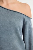Kadın Bol Asimetrik Yaka Düşük Kol Uzun Yıkamalı Geniş Kalıp Asimetrik Yaka Kalın Örme Sweatshirt - 4