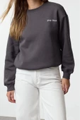 Kadın Bisiklet Yaka Düşük Kol Normal Kalıp Ön ve Sırt Baskılı Kalın Polarlı Örme Sweatshirt - 3