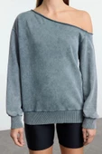 Kadın Bol Asimetrik Yaka Düşük Kol Uzun Yıkamalı Geniş Kalıp Asimetrik Yaka Kalın Örme Sweatshirt - 1
