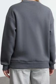 Kadın Bol Bisiklet Yaka Düşük Kol Uzun Kalın İçi Polarlı Slogan Patch Geniş Kesim Örme Sweatshirt - 5