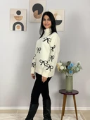 Kadın Krem Yarım Balıkçı Yaka Fiyonk Desenli Kazak thumbnail 4