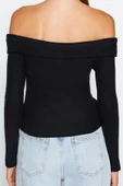 Stil Kadın Triko Görünümlü Fitted Vücuda Oturan Crop Madonna Yaka Bluz Regular Slim Kalıp Düşük Kol - 6