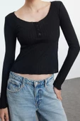 Stil Kadın Düğme Detaylı Vücuda Oturan Bluz Regular Örme Slim Kalıp thumbnail 1