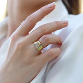 Üçgen Taşlı Gold Ayarlanabilir Gümüş Yüzük thumbnail 2