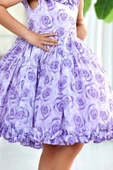 Kız Çocuk Yakası ve Etek Ucu Fırfırlı Üzeri Gül Baskılı Kolsuz Lila Elbise thumbnail 4