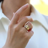 Üçgen Taşlı Gold Ayarlanabilir Gümüş Yüzük thumbnail 1