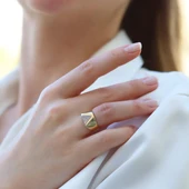 Üçgen Taşlı Gold Ayarlanabilir Gümüş Yüzük thumbnail 3