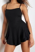 Kadın Moda Dar Paça Kare Yaka Puantiyeli Desen Kısa Siyah Askılı Volanlı Şortlu Mini Tulum - 3