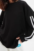Tarz Oversize Bisiklet Yaka Düşük Kol Uzun Şerit Detaylı Geniş Kalıp İnce Örme Sweatshirt - 1