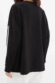 Tarz Oversize Bisiklet Yaka Düşük Kol Uzun Şerit Detaylı Geniş Kalıp İnce Örme Sweatshirt - 4