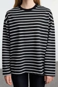 Tarz Oversize Bisiklet Yaka Düşük Kol Uzun Çizgili Geniş Kesim İnce Örme Sweatshirt - 5