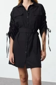 Moda Stil Regular Gömlek Yaka Mini Boy Cep ve Büzgü Detaylı Dokuma Gömlek Elbise thumbnail 1