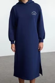 Moda Stil Relaxed Kapüşonlu Midi Boy Slogan Nakışlı Kalın İçi Polarlı Örme Sweatshirt Elbise - 3