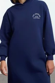 Moda Stil Relaxed Kapüşonlu Midi Boy Slogan Nakışlı Kalın İçi Polarlı Örme Sweatshirt Elbise - 2