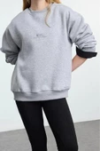 Oversize Bisiklet Yaka Düşük Kol Uzun Slogan Nakışlı Kalıp Kalın İçi Polarlı Örme Sweatshirt - 2