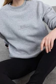 Oversize Bisiklet Yaka Düşük Kol Uzun Slogan Nakışlı Kalıp Kalın İçi Polarlı Örme Sweatshirt - 1