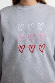 Bol Bisiklet Yaka Düşük Kol Uzun Kalp Nakışlı Geniş Kalıp Kalın İçi Polarlı Örme Sweatshirt - 3