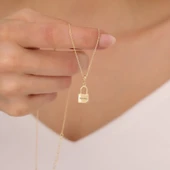 925 Ayar Gümüş İsimli Kilit Kolye thumbnail 1