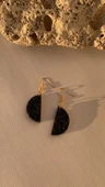 Tırtıklı Kristal Desenli Siyah Renk Gold Aksesuar Büyük Boy Yarım Daire Ay Şekil Epoksi Küpe El Yapımı thumbnail 1
