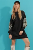 Trend Alaçatı Stili Kadın Siyah Kolu Nakış Baskılı Sweat Elbise ALC-X3095 - 1